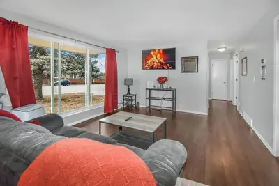 Image de Expansive Centennial Home with Spacious Yard & Parking