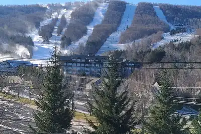 Image de New 5 Bed 5 1/2 Bath Townhouse Walk To Skiing! 900 sq ft Of Mountan View Decks!