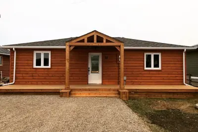 Image de Cozy lakeside cabin 30 minutes from Waterton National Park