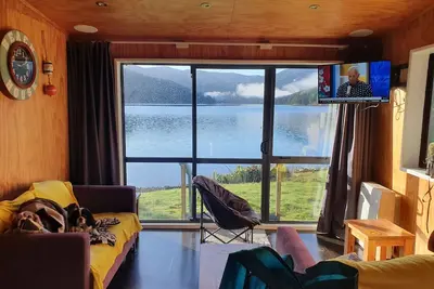 Beachfront Paradise Retreat in your own Private Bay and Floating Jetty