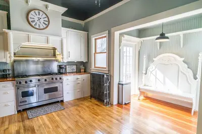Image de Entire house, sleeps 10, two blocks from the lake!