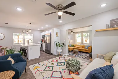 Image de Highland Home--The heart of P'cola--5beds, 8guests