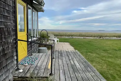Image de Charming beachfront cottage--private beach access and ocean views