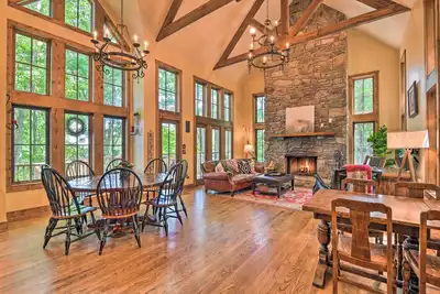 Image de Luxe ‘Eagle View Lodge’ in Waynesville w/ Hot Tub