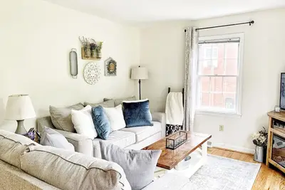 Image de Cozy, Convenient, & Comfortable Retreat w\/ Firepit, Hammock, Ping Pong, & Coffee