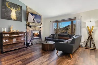 Image de Can't Beat the Labor Day Rates! Great Location and a Guest Favorite - 3br, Chic Decor