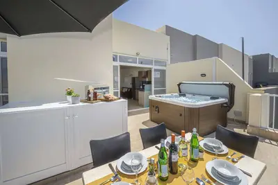 Image de Summer Breeze penthouse with large outside terrace with private Hot Tub