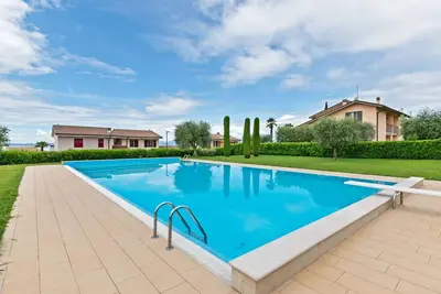 Image de Appartement de vacances à Lazise, au rez-de-chaussée, avec terrasse et piscine.