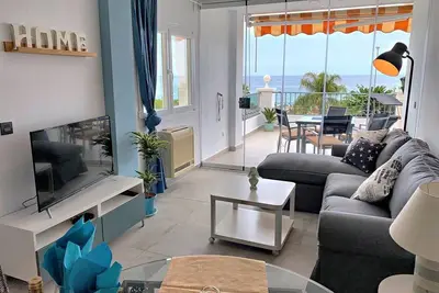 Image de Charmant appartement moderne en première ligne, avec vue mer, Wi-Fi, climatisation et balcon.