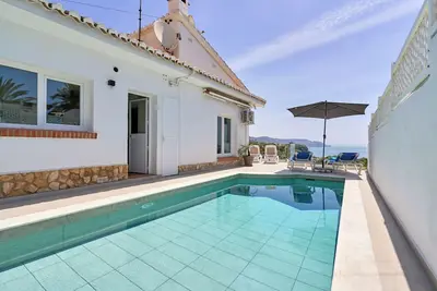Image de Villa \"La Chinita\" avec vue sur mer et montagne, piscine et Wi-Fi.
