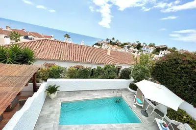 Image de Merveilleuse maison en bord de mer avec vue sur mer et montagne, piscine et Wi-Fi.