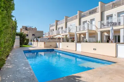 Image de Maison de vacances 'Roses House 4' à Pollensa, avec piscine partagée, Wi-Fi et climatisation