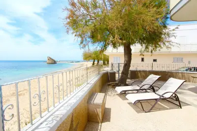 Maison de vacances sur la plage avec un accès direct à la mer et un grand espace en plein air