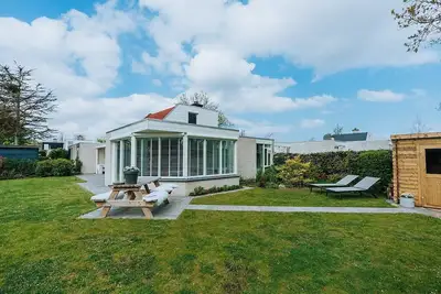 Image de This charming holiday home offers comfort and coziness. Located close to the dunes and the beach, it is the ideal place for a relaxing or active holiday on the North Sea coast.