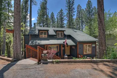 Image de Chalet Yosemite: Air Conditioning! Amazing Moonridge Setting! Spa! Great Forest and Ski Slope Views!