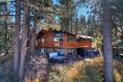 Image de Sheephorn Lodge by Destination Big Bear : Amazing Views from the Wrap Around Deck! Central Heating and Air Conditioning! Hot Tub! Walk to Bear Mountain!