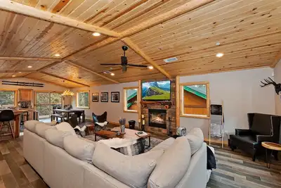 Image de Chalet Cervo by Destination Big Bear : Single Story Log Style! Hot Tub! Nestled between the Village, the lake, and Snow Summit!