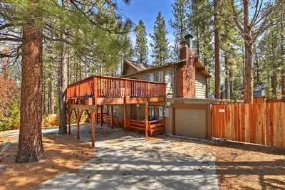 Image de Blue Jay Chalet by Destination Big Bear: Fox Farm! Hot Tub! Vintage Arcade Game! Pet Friendly!