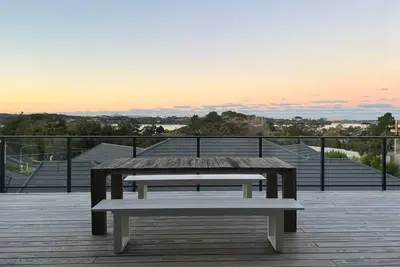 Image de Sea Anchorage - This modern, well-designed beach house will cater to all your needs for a relaxing holiday in the beautiful Mangawhai area. Enjoy the great entertaining spaces after a day at the beach or enjoying one of the many activities there are