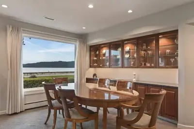 Image de Downtown Lake Front Rancher with a Hot Tub