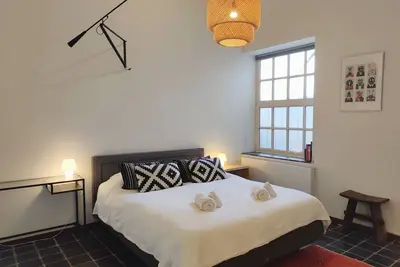 Image de Spacious room in former bathhouse. Free parking