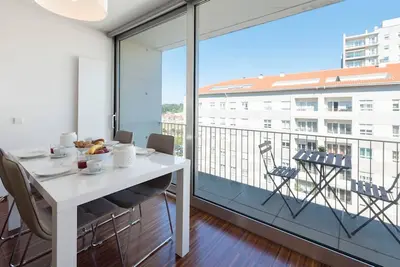Image de Casas Brancas w/ Balcony & Parking by LovelyStay