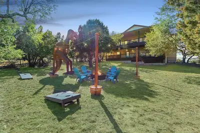 Image de All Decked Out in Canyon Lake with a Hot Tub!
