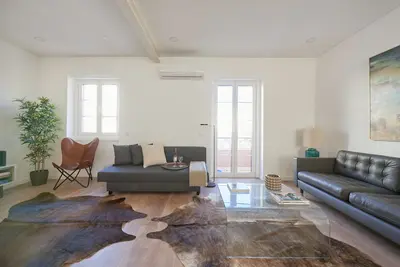 Deluxe Apartment at Amazing Prime Location By TimeCooler