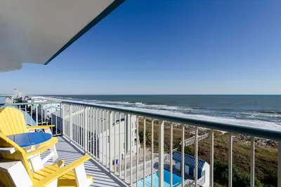 Image de Gorgeous Oceanfront Top Floor Condo w Pool!