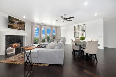 Image de Hilltop Haven - 5 Min to Dt & UofA - Modern