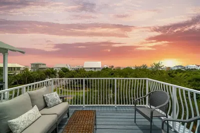 Image de Gulf-view 3-story retreat near Lagoon Pool & beach, 6 bikes, unforgettable fun!