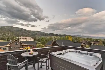 Image de Luxury Townhome w/ Rooftop Views + Hot Tub + Close to Skiing - Metropolitan Hous