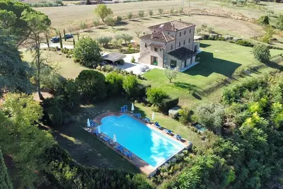 Image de Maison de charme rénovée. Vue imprenable sur la campagne 450 M2, piscine, Air-co