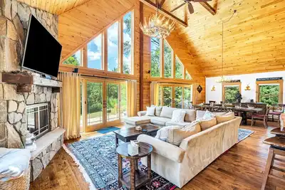 Image de Chalet de Vie. Mountain Views and Free Shuttle in Winter, Hot Tub, Sleeps 18