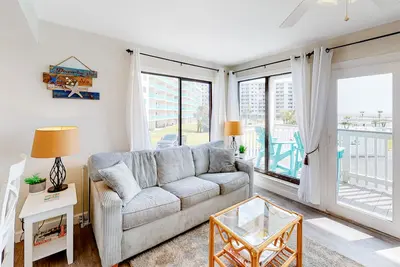 Image de Second-floor condo with pool, hot tub, ocean view, fast WiFi & central Ac