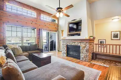 Image de Dog-Friendly Townhome with Private Deck, Grill, Fireplace, & Free WiFi