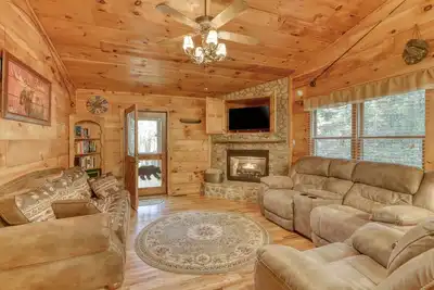 Image de Secluded Cabin with Private Hot Tub, WiFi, Gas Fireplace, Central Ac, and W/D