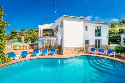 Luxurious 6 Bed Villa with own pool, sea & mountain views only minutes to beach.