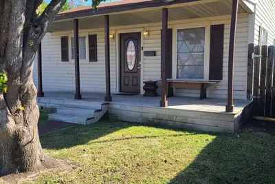 Image de Charming 4 bedroom home. Entire home and back yard all to yourself. <br>Free wifi