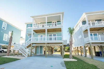 Image de Enjoy The Coastal Breeze In This Pet Friendly Home. Sandy Paws