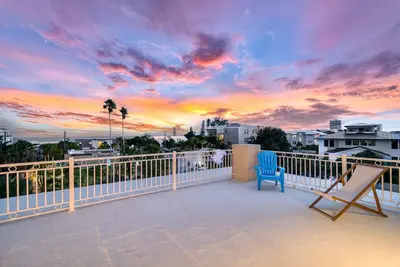 Image de 🌴 Endless Views | Walking Distance To Siesta Key Beach + Village w/ Rooftop Panoramic Views!