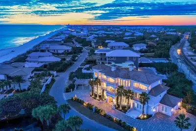 Image de Private Beach access 2 min walk, Private Pool 6 seater golf cart and bikes on 30a