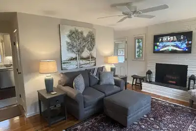 Image de The Rossie Charmer- A 3 bdrm Mystic Getaway- Children 16+ welcome