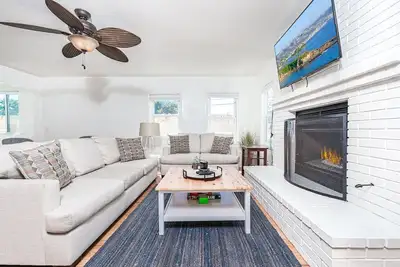 Image de New Listing! | 2-Unit House | Giant Rooftop Deck! | Tons of Living Space | 1 Block to Beach!