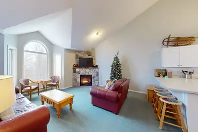 Image de Ski-in/Ski-out Condo with Fireplace, Free WiFi & Shared Hot Tub
