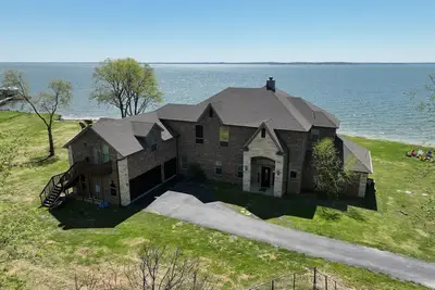 Image de Newly Built Waterfront Lakehouse w\/Private Pier