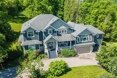 Image de Luxurious Studio on one acre in town