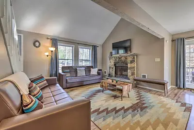 Image de Modern Poconos Retreat w/ Hot Tub & Game Room