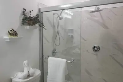 Image de Cozy guest suite. Private bath and entrance