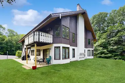 Image de Dog-Friendly Condo with Patio, Wood Stove, Full Kitchen, W/D, & Free WiFi